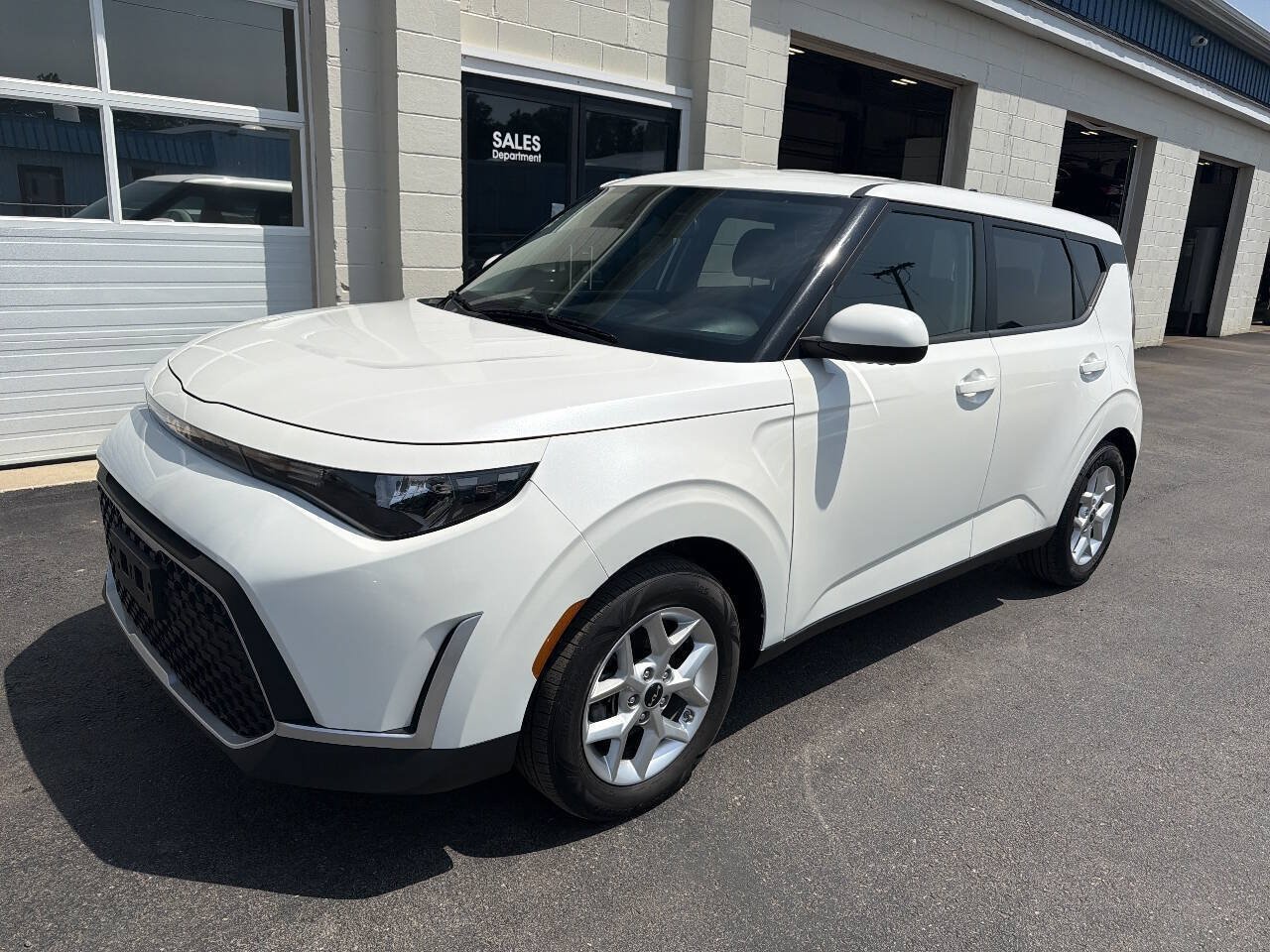 Used 2023 Kia Soul LX w/ LX Technology Package FWD image 3