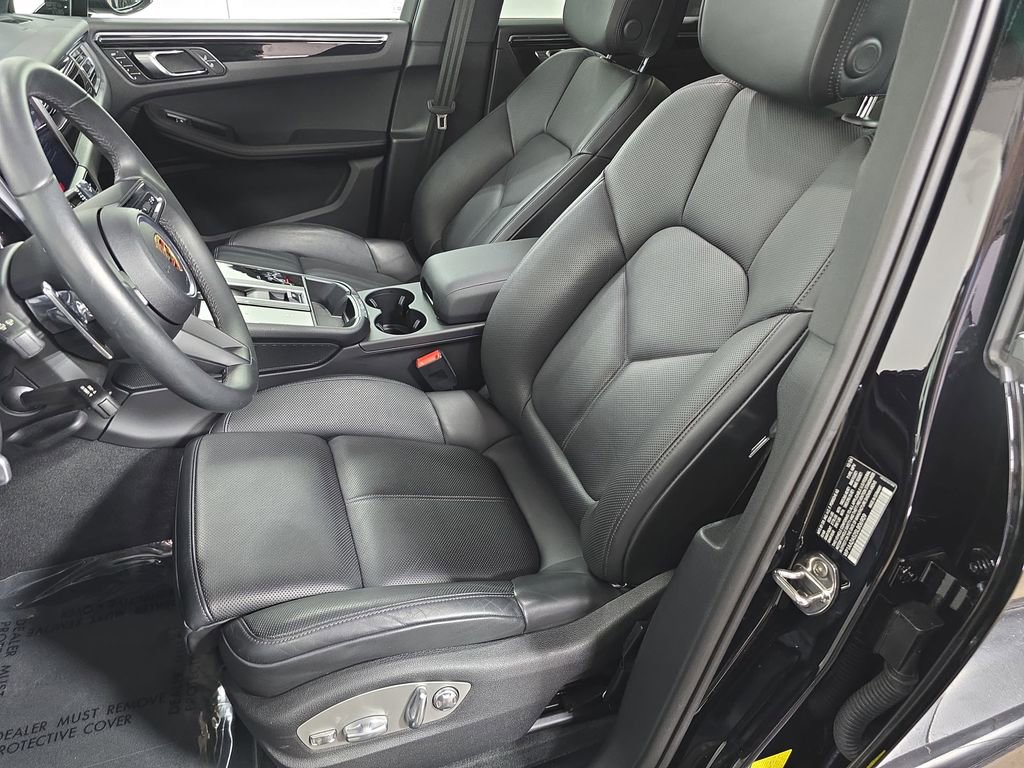 Certified 2025 Porsche Macan image 5