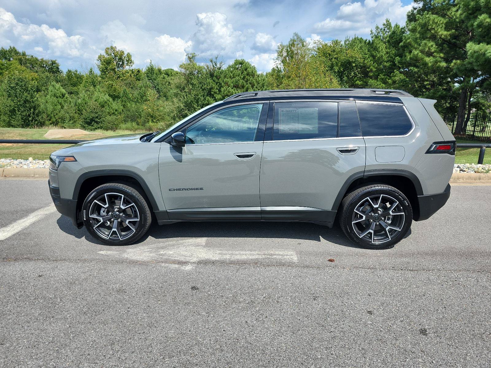 Used 2026 Jeep Cherokee Overland w/ Trailer Tow Group AWD/4WD image 2