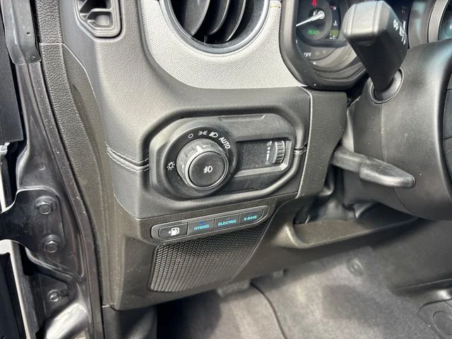 Used 2025 Jeep Wrangler Unlimited Sahara AWD/4WD image 15