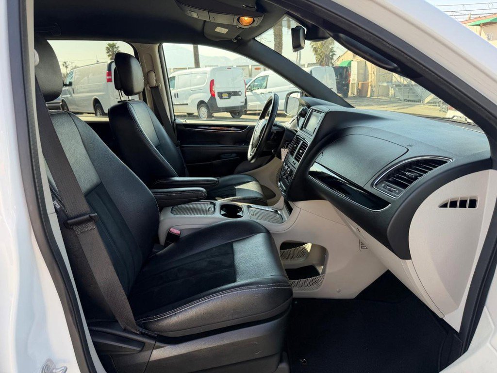 Used 2018 Dodge Grand Caravan SXT image 21