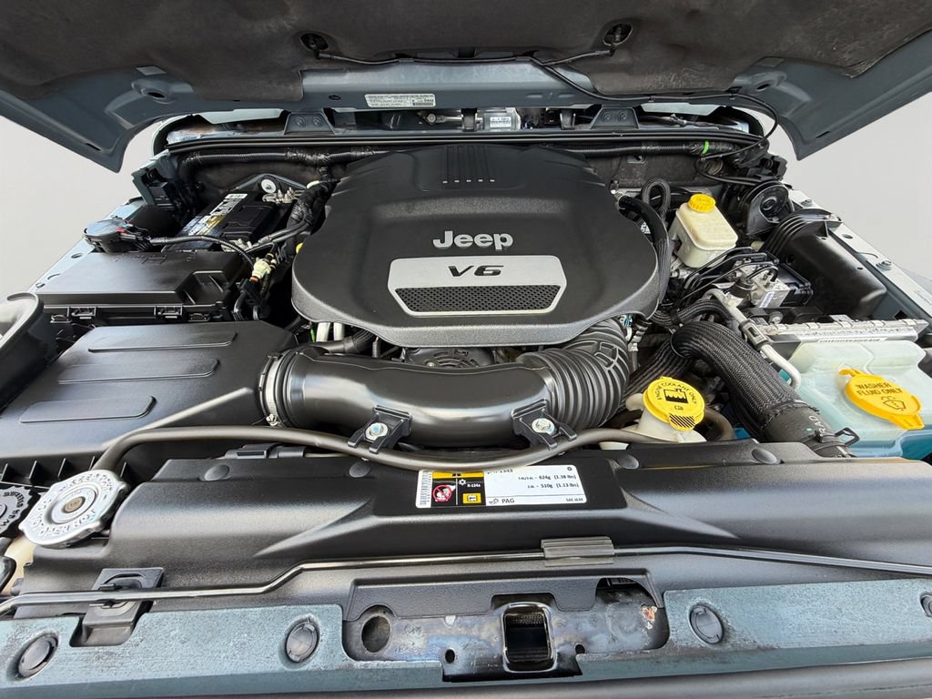 Used 2014 Jeep Wrangler Unlimited Rubicon w/ Connectivity Group AWD/4WD image 9