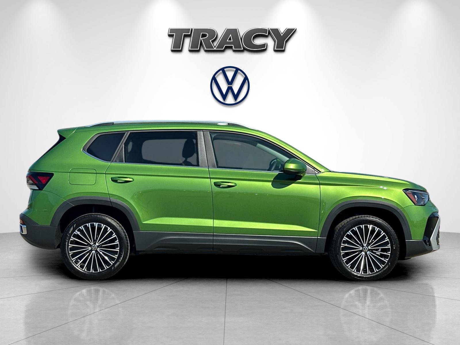 New 2027 Volkswagen Taos SE FWD image 3