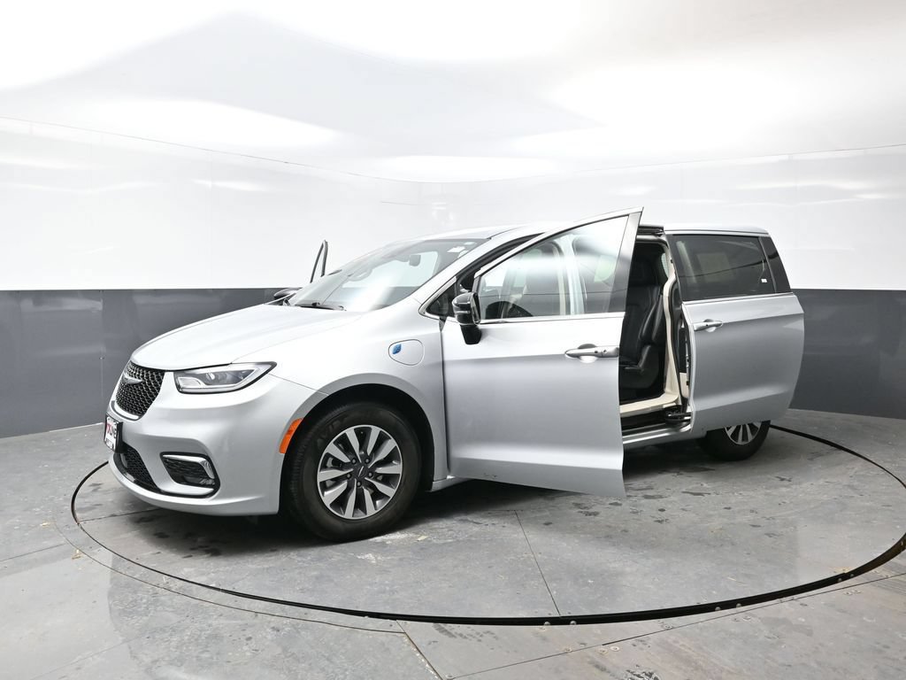 Used 2024 Chrysler Pacifica Limited FWD image 56