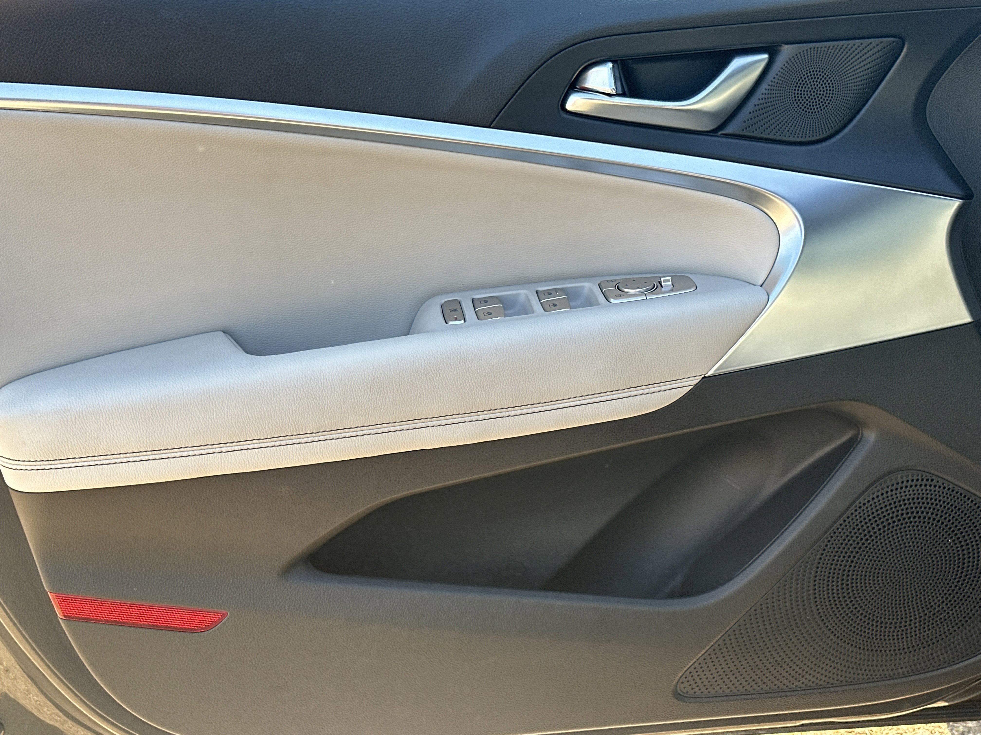 Used 2025 Genesis G70 2.5T image 10