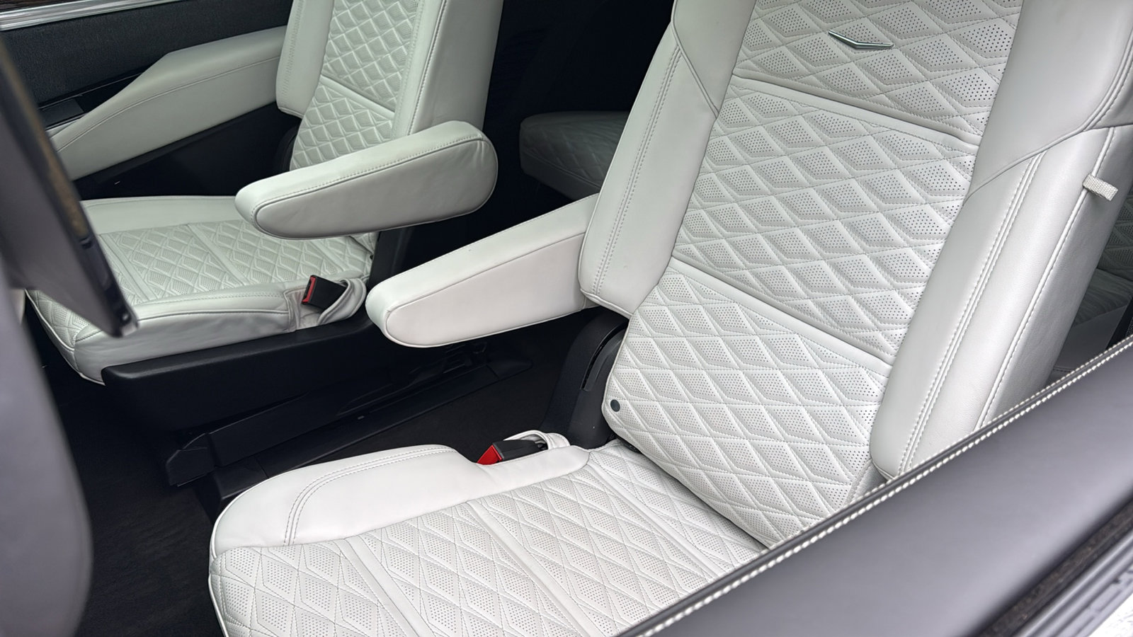 Used 2025 Cadillac Escalade Premium Luxury Platinum image 30