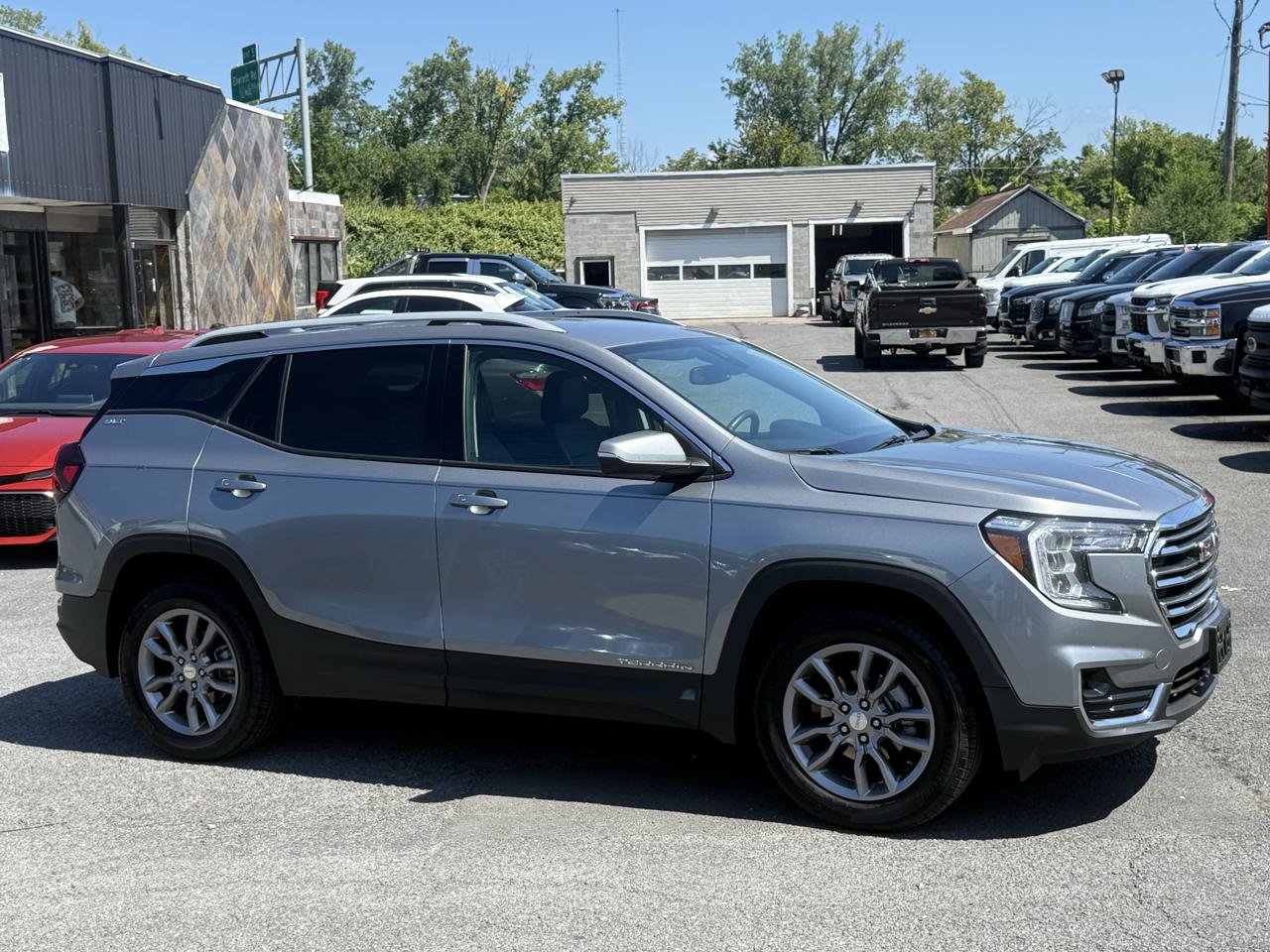 Used 2024 GMC Terrain SLT AWD/4WD image 3
