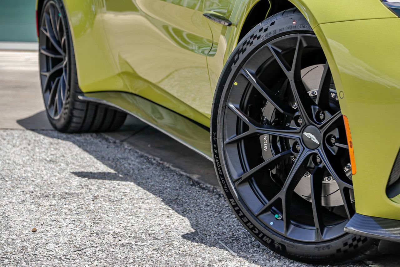 New 2025 Aston Martin V8 Vantage Coupe RWD image 2