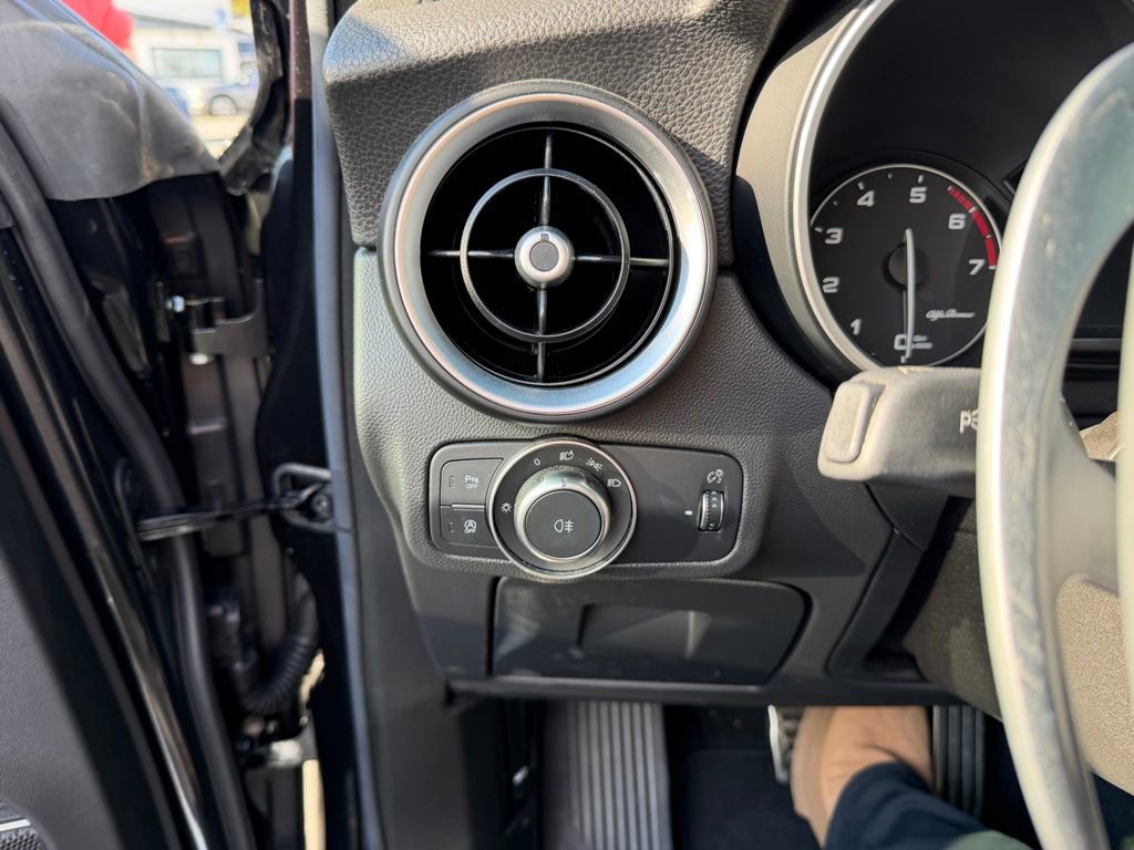 Used 2023 Alfa Romeo Stelvio Veloce image 13