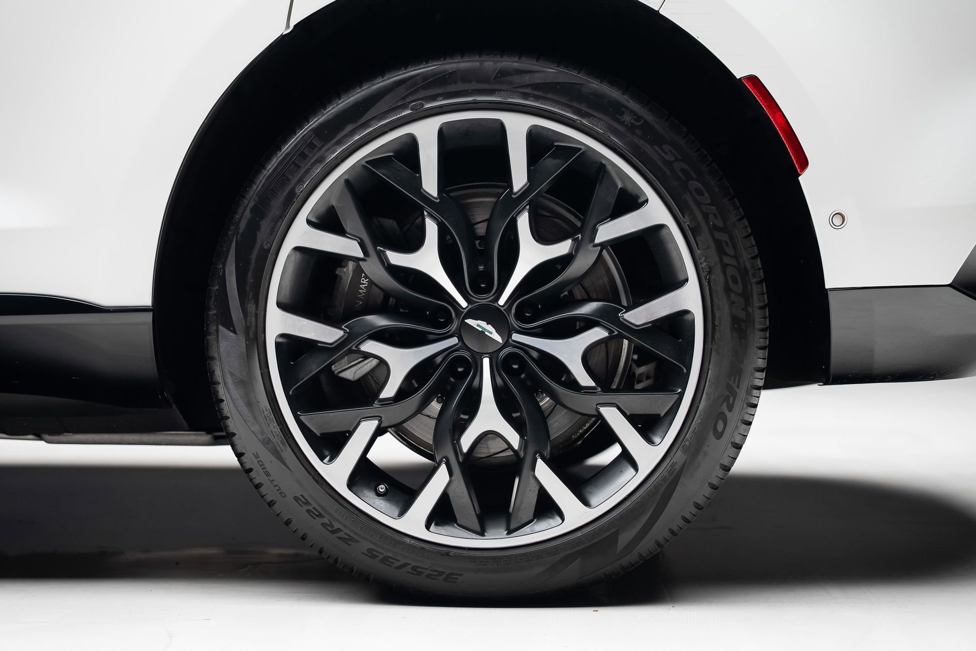 Used 2023 Aston Martin DBX AWD/4WD image 21