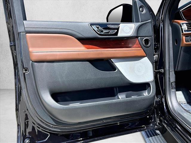 Used 2023 Lincoln Navigator Reserve image 18