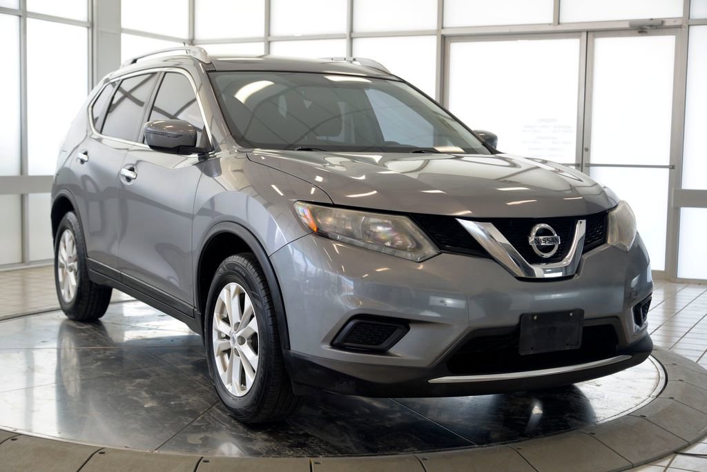 Used 2016 Nissan Rogue SV image 2