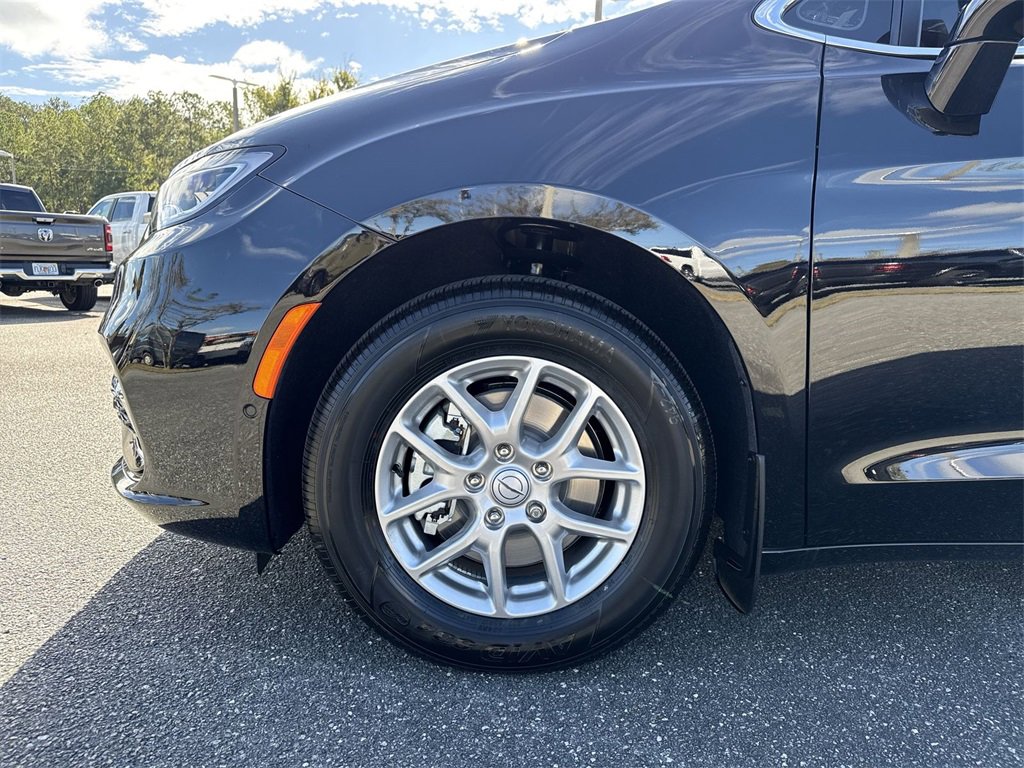 New 2026 Chrysler Pacifica Select image 10