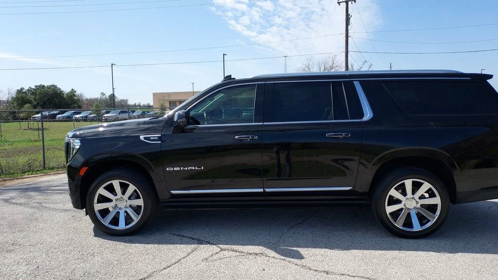 Used 2022 GMC Yukon XL Denali w/ Denali Premium Package image 6