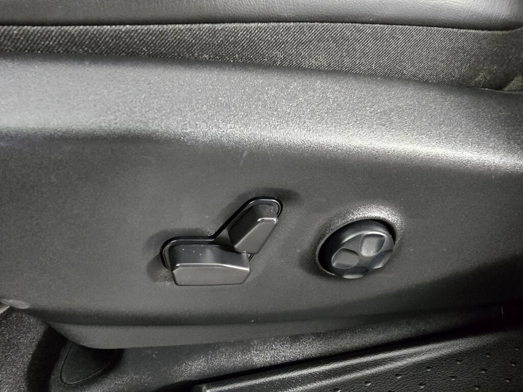 Used 2023 Chrysler Pacifica Limited w/ Uconnect Theater Family Group FWD image 24