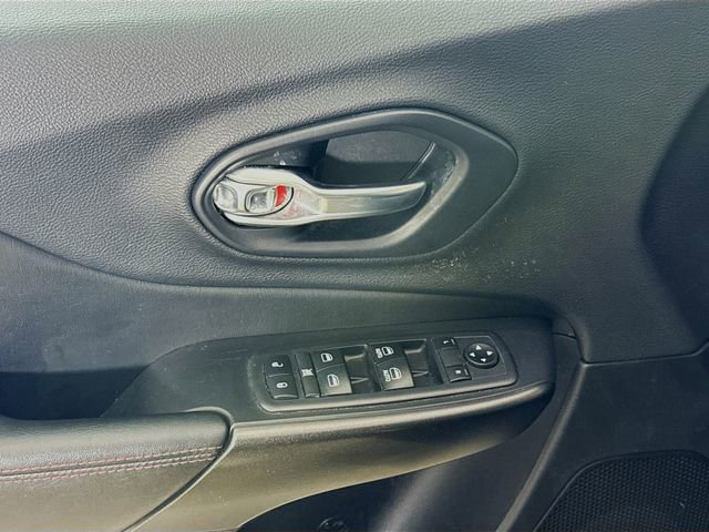 Used 2019 Jeep Cherokee Trailhawk image 17