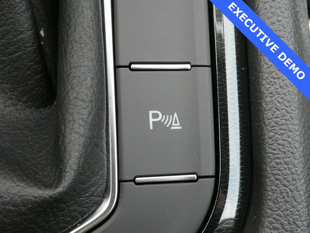 Certified 2025 Volkswagen Taos SE image 17