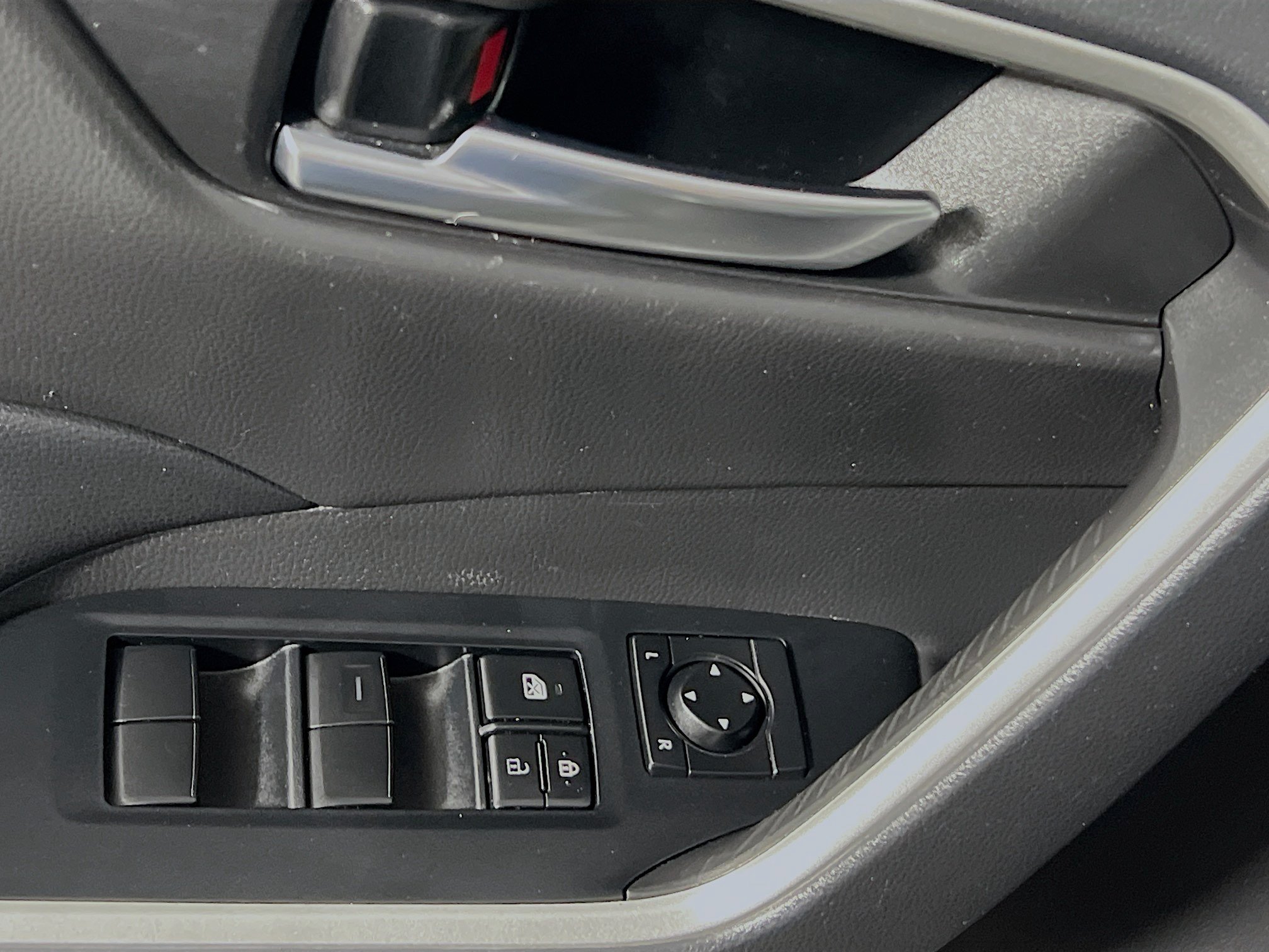 Used 2021 Toyota RAV4 XLE w/ Convenience Package FWD image 17
