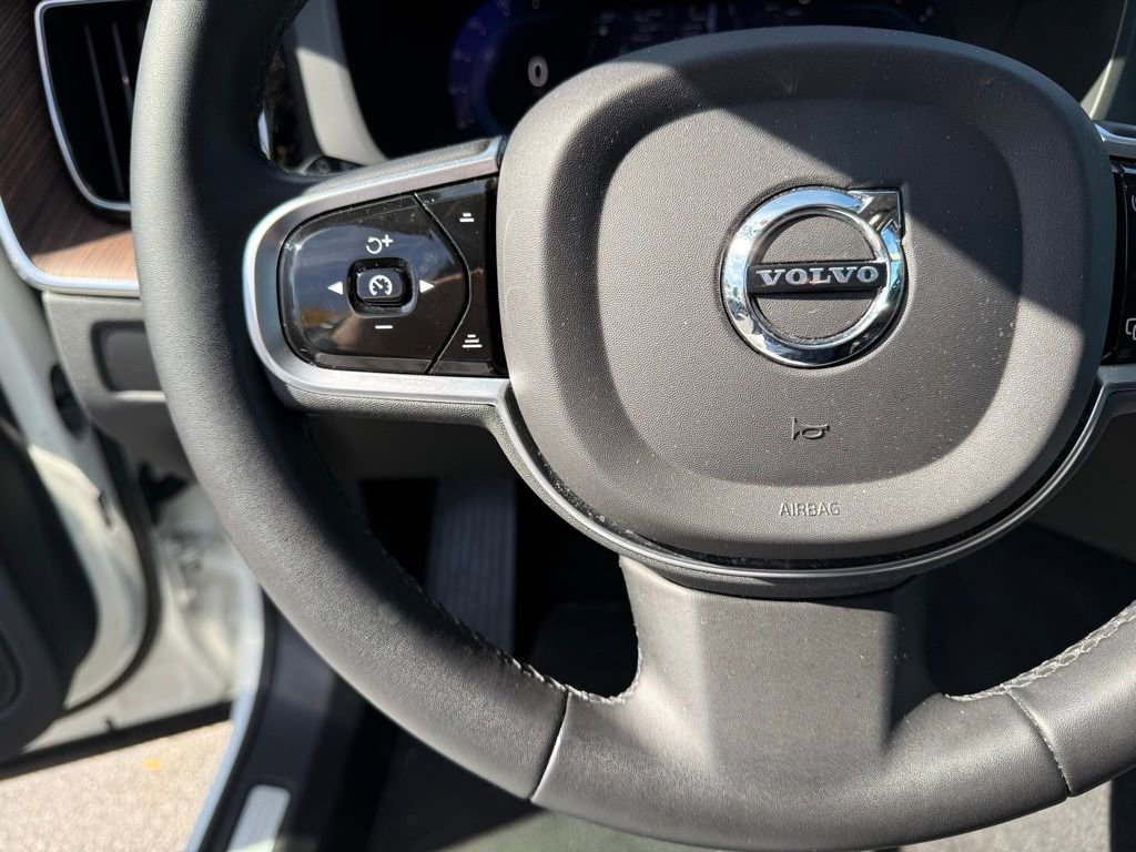 Used 2023 Volvo XC60 B5 Plus image 10