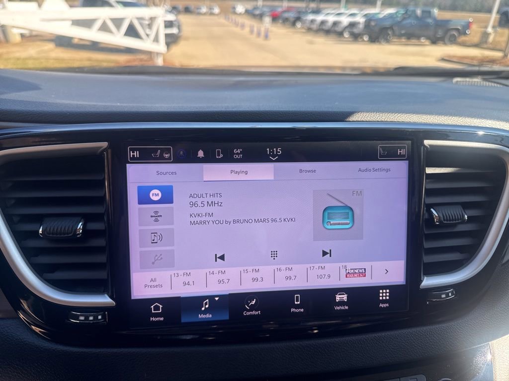 Used 2024 Chrysler Pacifica Touring-L image 26