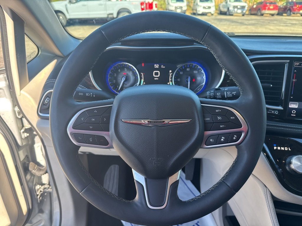 Used 2024 Chrysler Pacifica Limited image 3