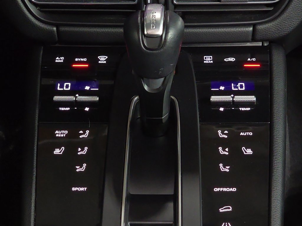 Certified 2023 Porsche Macan AWD/4WD image 19