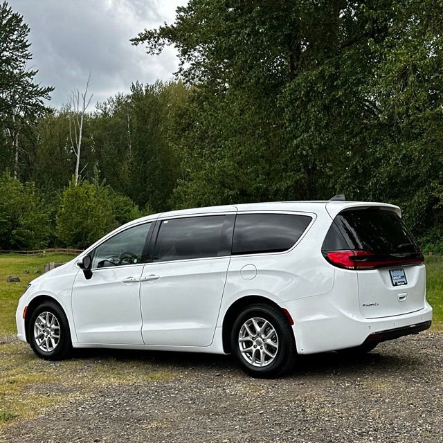 Used 2023 Chrysler Pacifica Touring-L FWD image 7