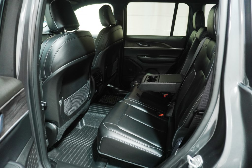 Used 2025 Jeep Grand Cherokee Limited AWD/4WD image 14