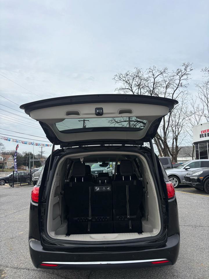 Used 2019 Chrysler Pacifica Touring-L w/ Advanced Safetytec Group image 5
