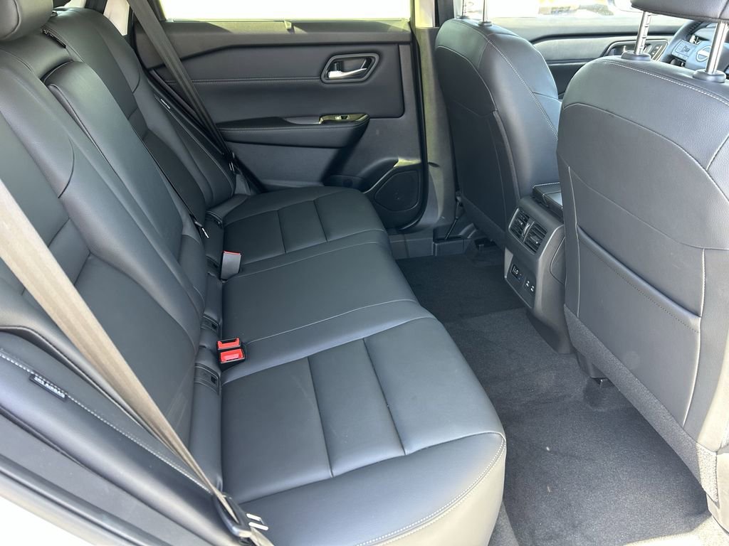 Used 2025 Nissan Rogue SL w/ SL Premium Package image 11