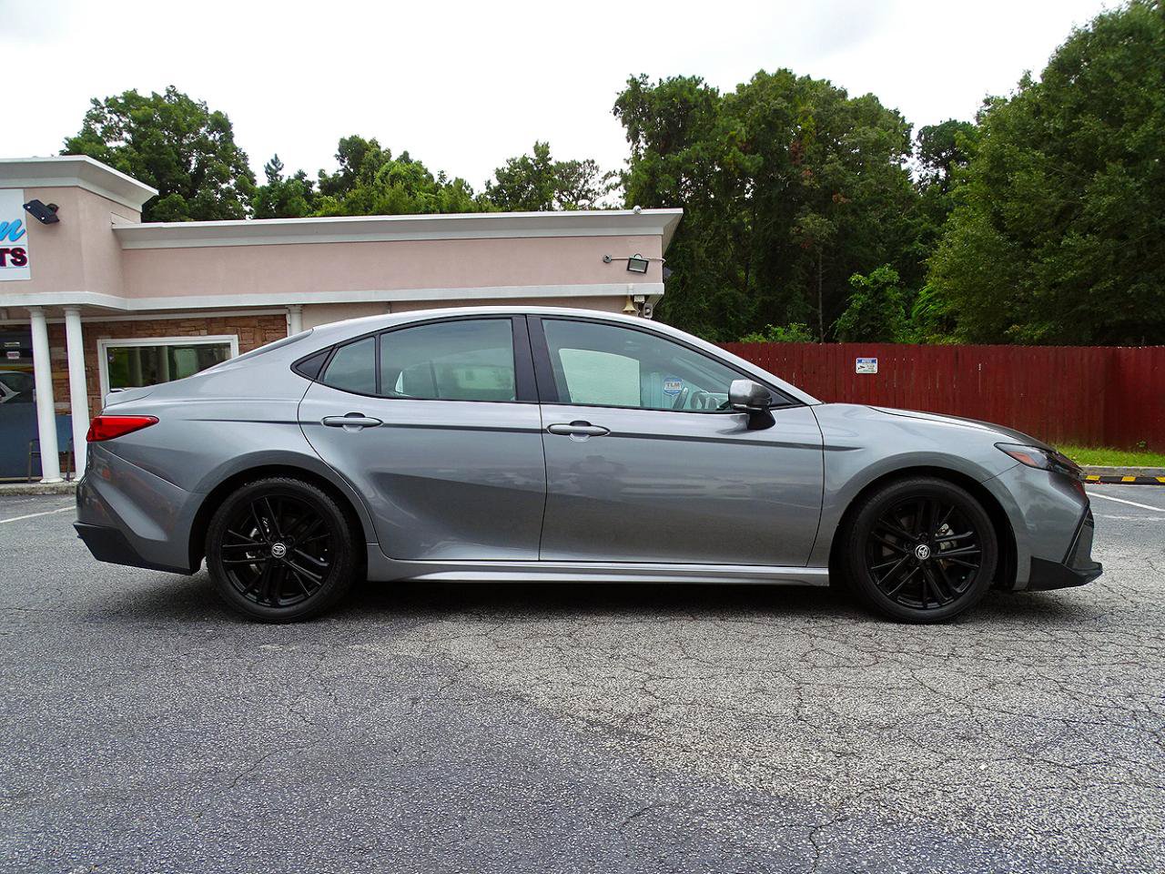 Used 2025 Toyota Camry SE w/ Convenience Package FWD image 9