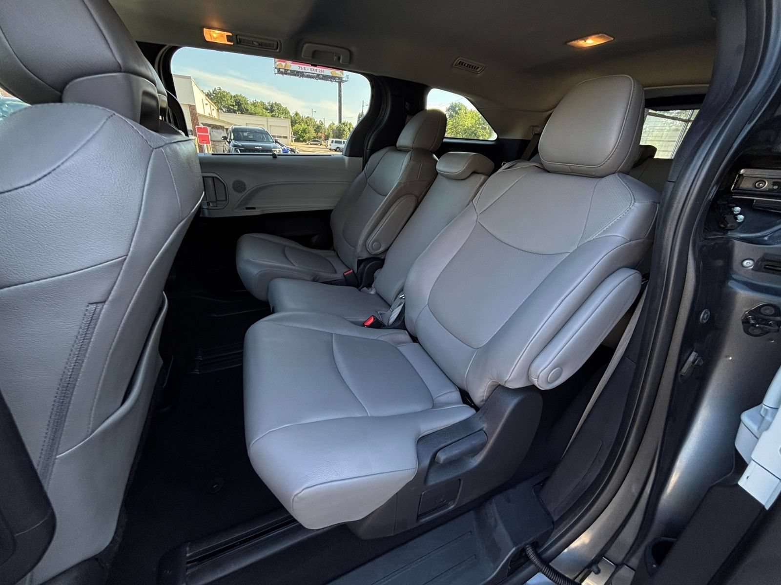 Used 2025 Toyota Sienna XLE FWD image 27