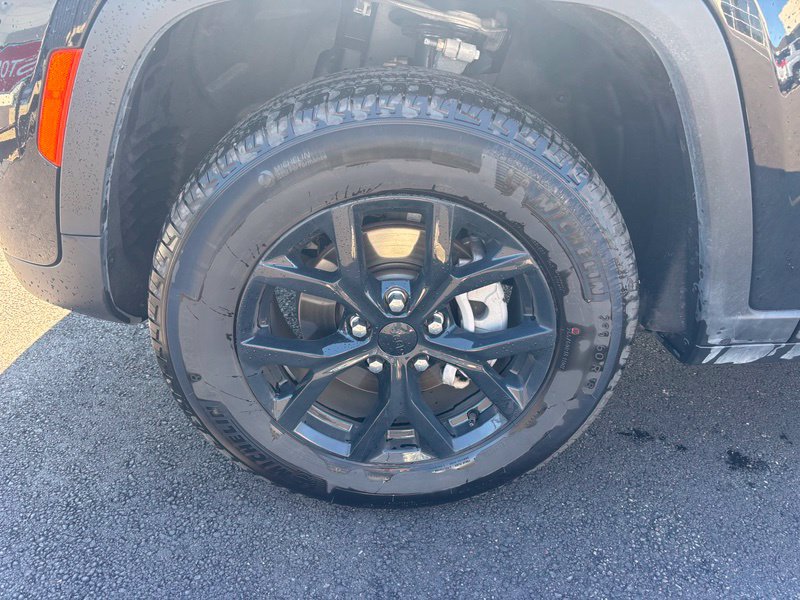 Used 2025 Jeep Grand Cherokee Altitude AWD/4WD image 14