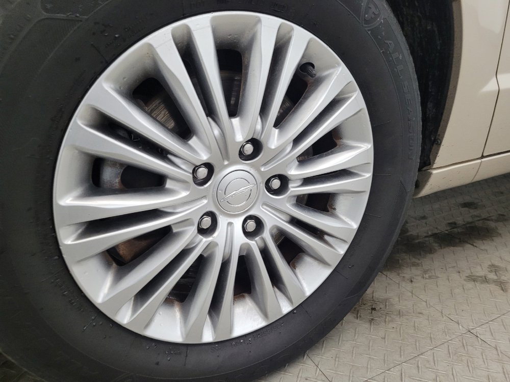 Used 2015 Chrysler Town & Country Touring-L w/ Driver Convenience Group image 31