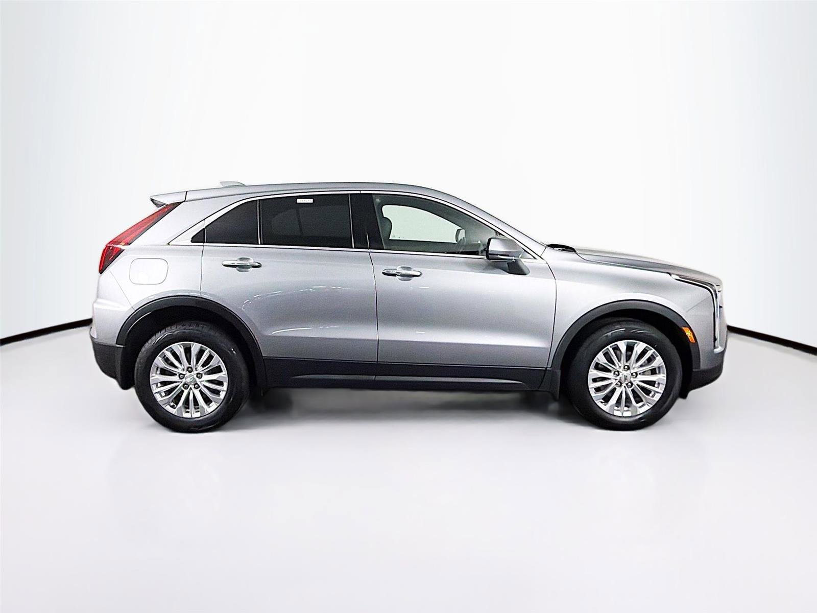 Used 2024 Cadillac XT4 Luxury w/ Cold Weather Package image 8