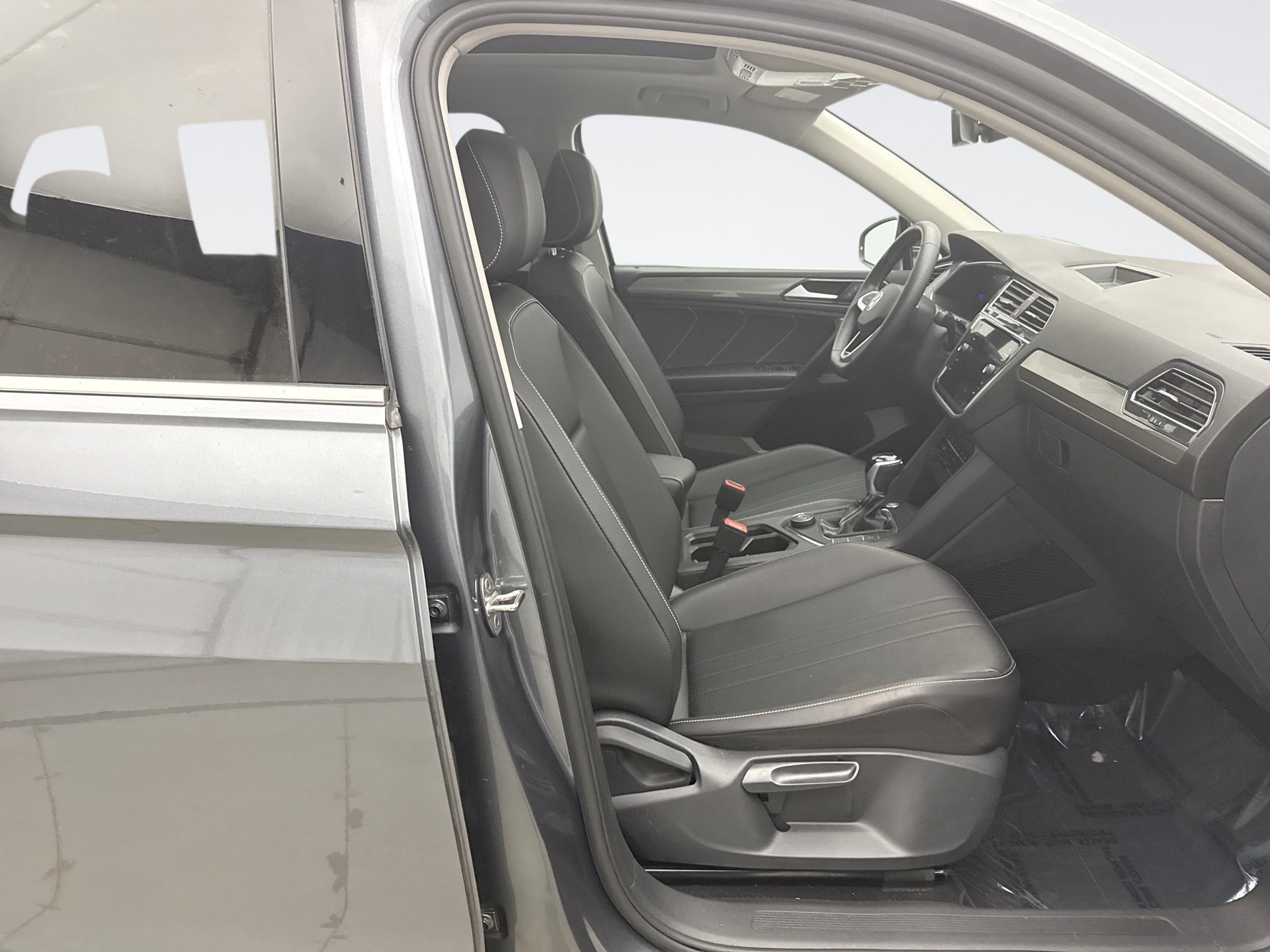 Used 2022 Volkswagen Tiguan SE image 17