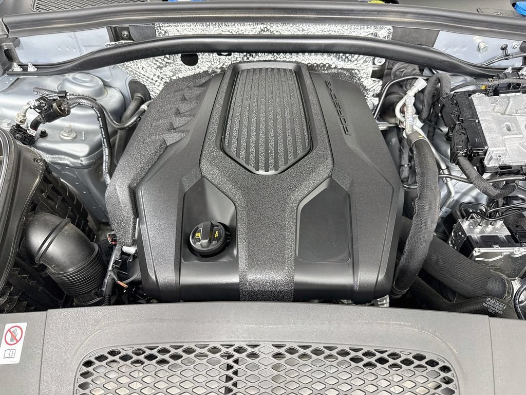 Certified 2025 Porsche Macan AWD/4WD image 32