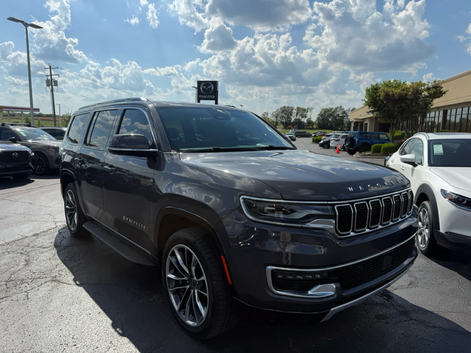 Used 2022 Jeep Wagoneer Series II w/ Premium Group I AWD/4WD image 1