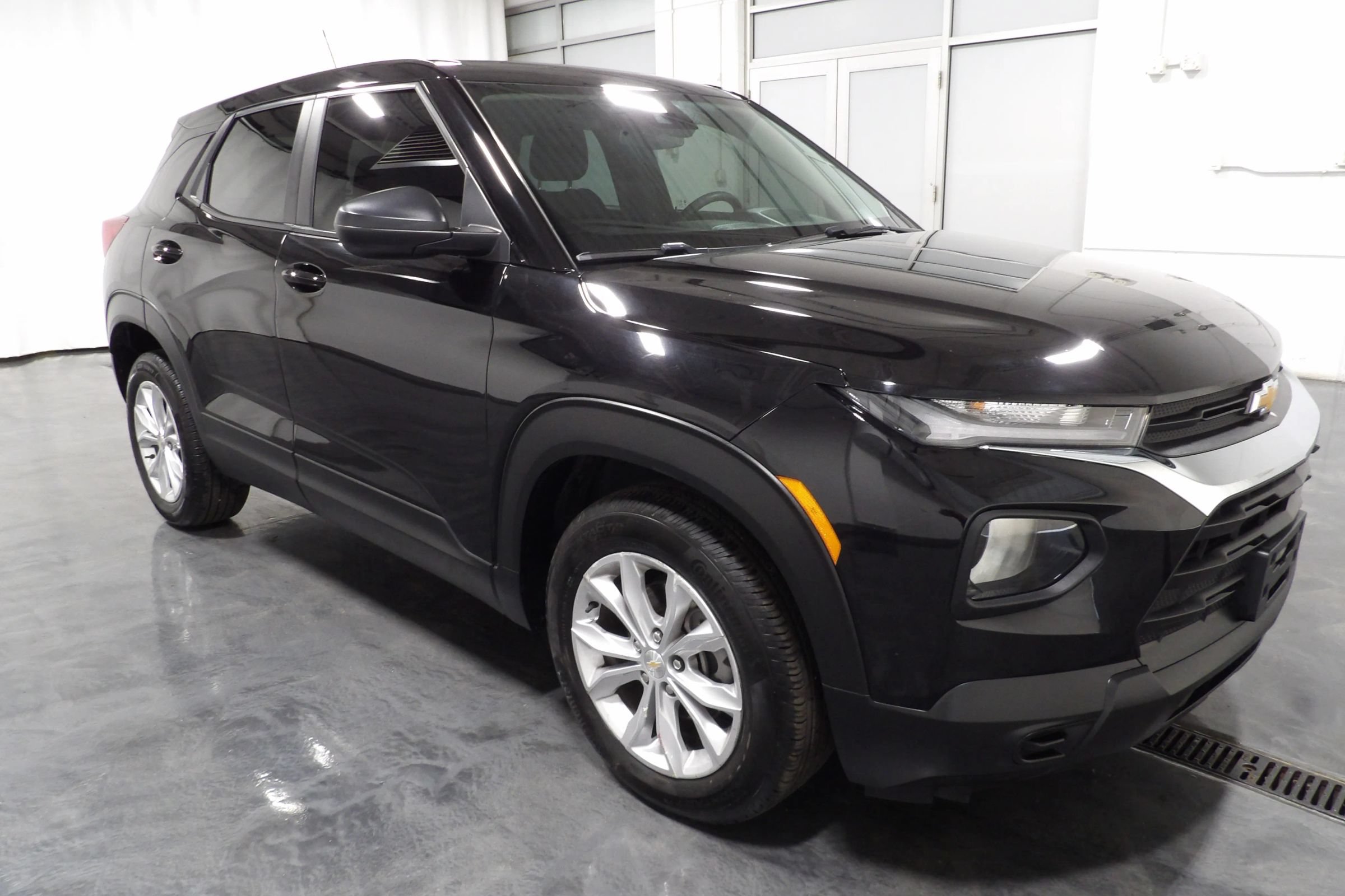 Used 2023 Chevrolet TrailBlazer LS FWD image 2