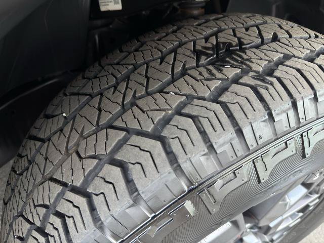 Used 2023 Nissan Frontier PRO-4X w/ Pro-4X Premium Package AWD/4WD image 9