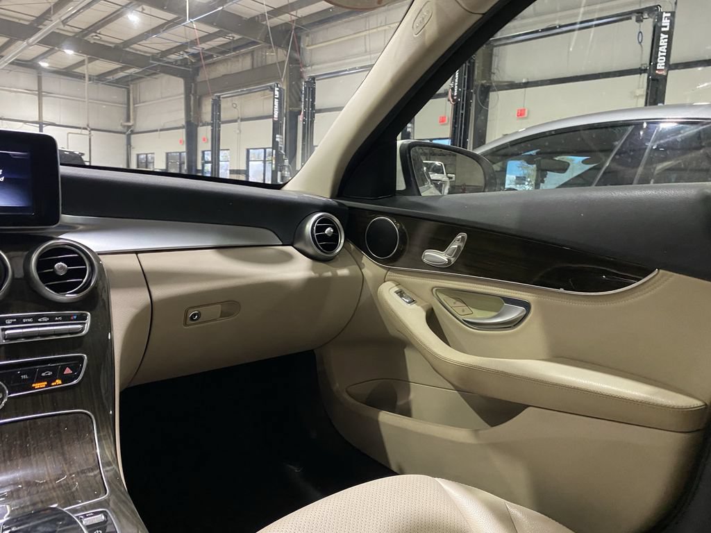 Used 2015 Mercedes-Benz C 300 4MATIC Sedan image 4