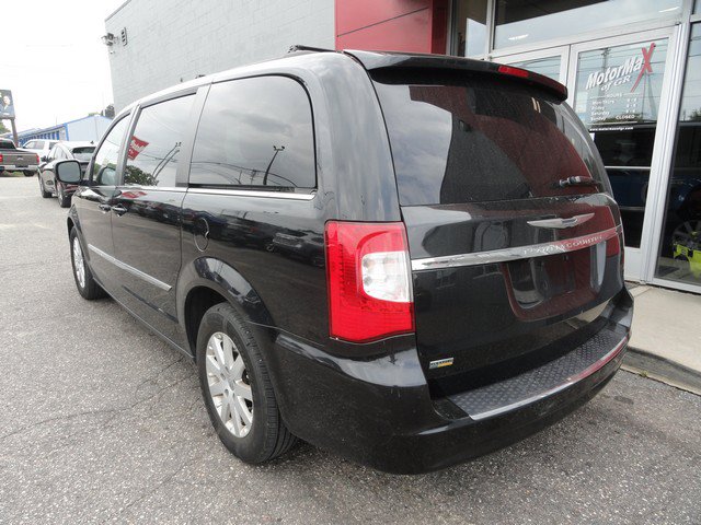 Used 2016 Chrysler Town & Country Touring FWD image 6
