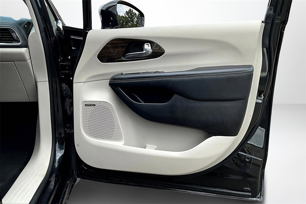 Used 2022 Chrysler Pacifica Limited image 28