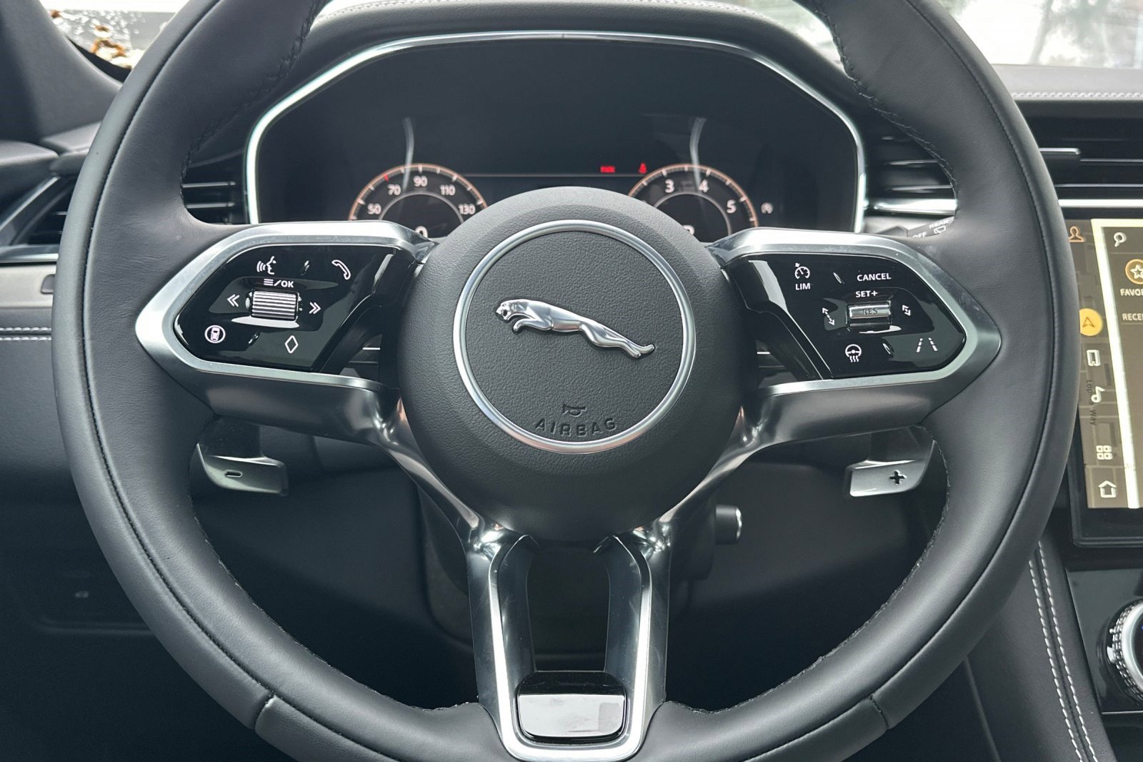 New 2025 Jaguar F-PACE R-Dynamic S image 17