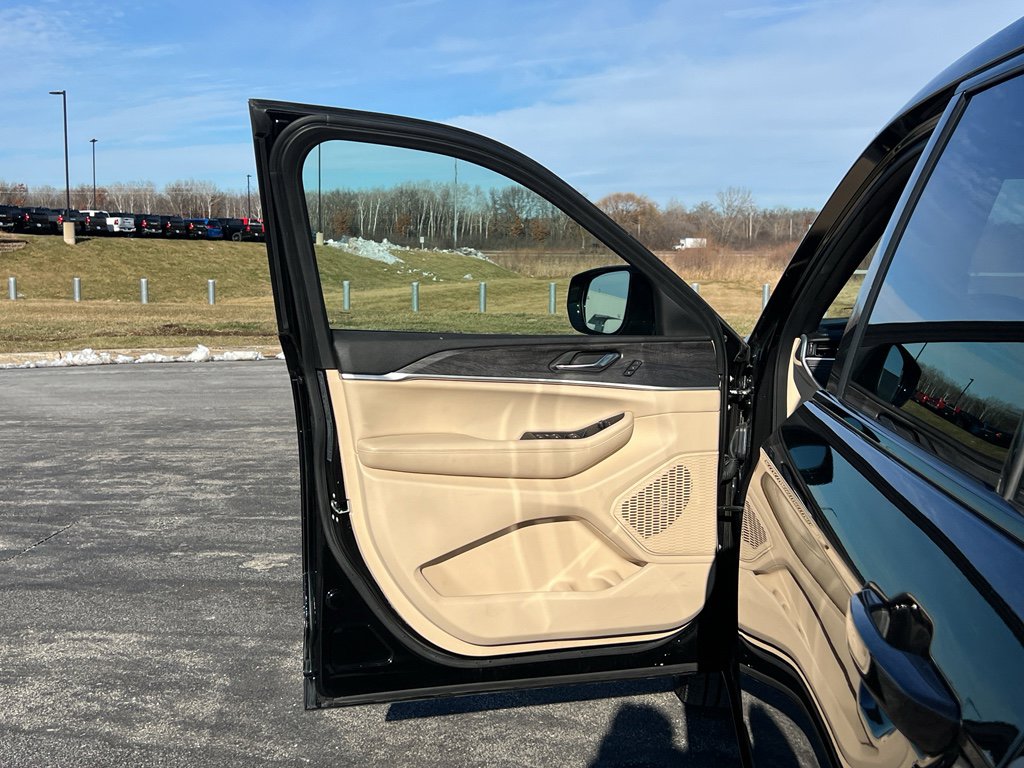 Used 2024 Jeep Grand Cherokee L Limited w/ Luxury Tech Group II image 10