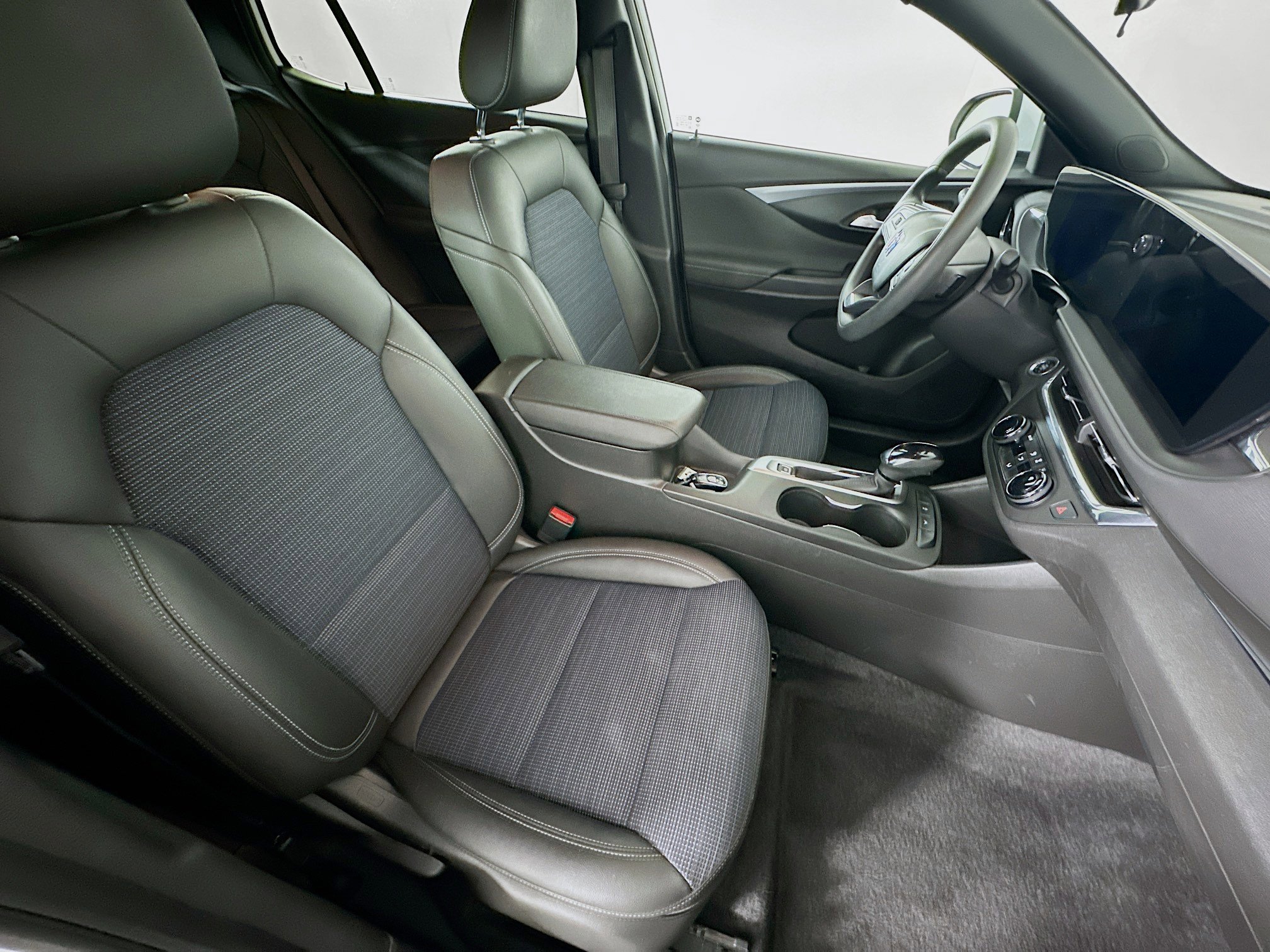 Used 2025 Buick Envista Preferred FWD image 28