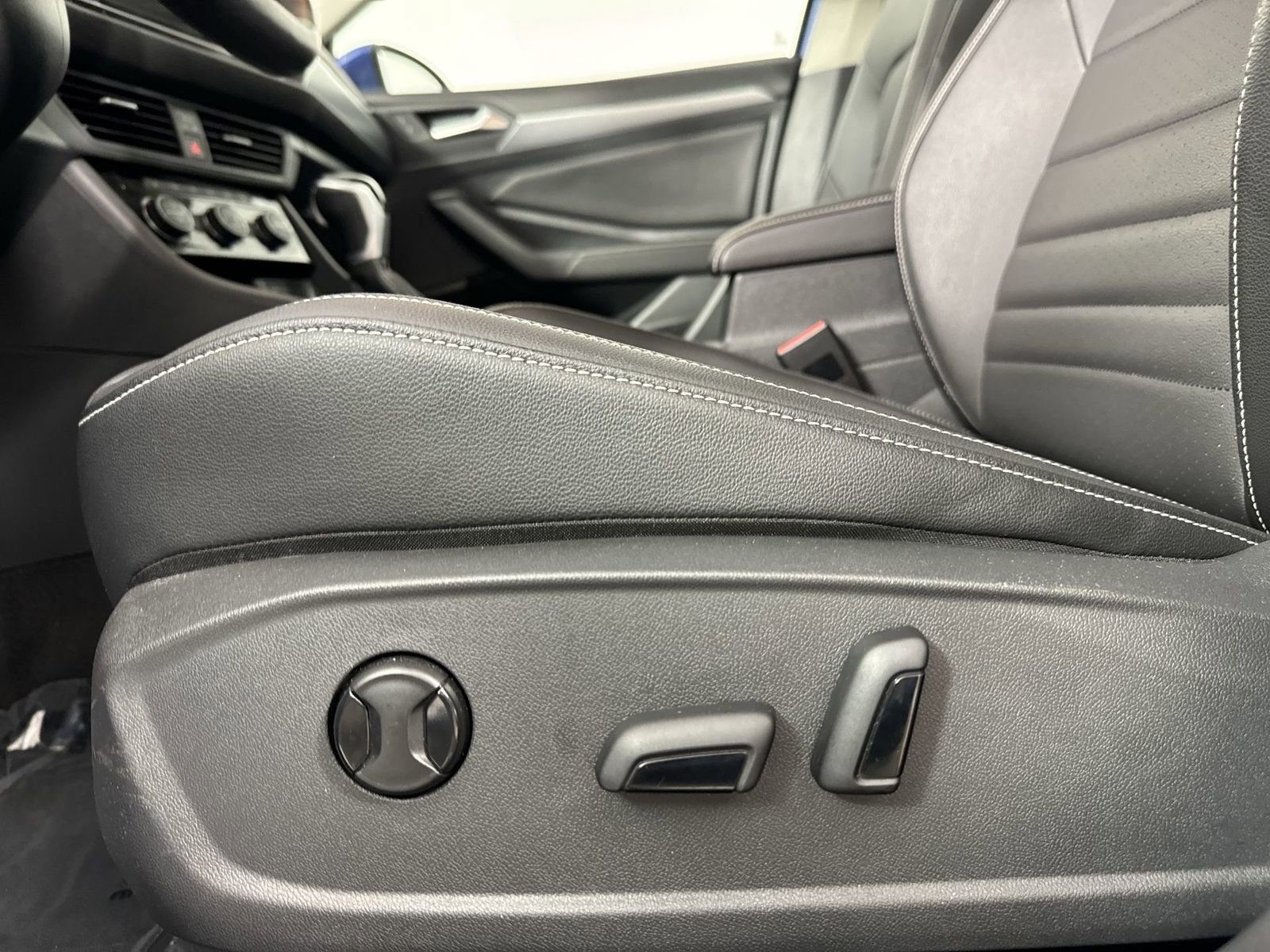 Used 2023 Volkswagen Jetta SE w/ Panoramic Sunroof Package image 21