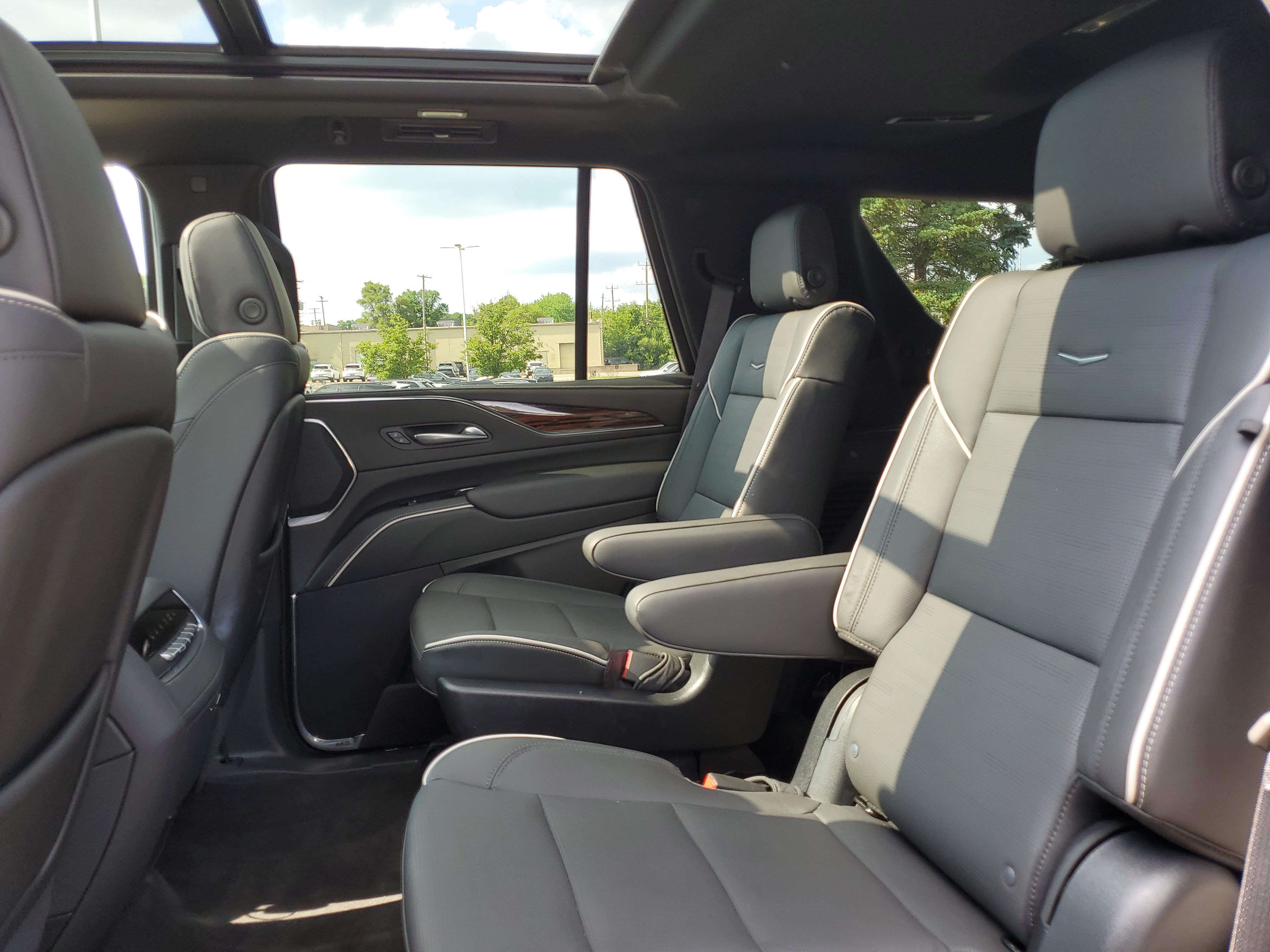 Used 2023 Cadillac Escalade Premium Luxury w/ Performance Package AWD/4WD image 33