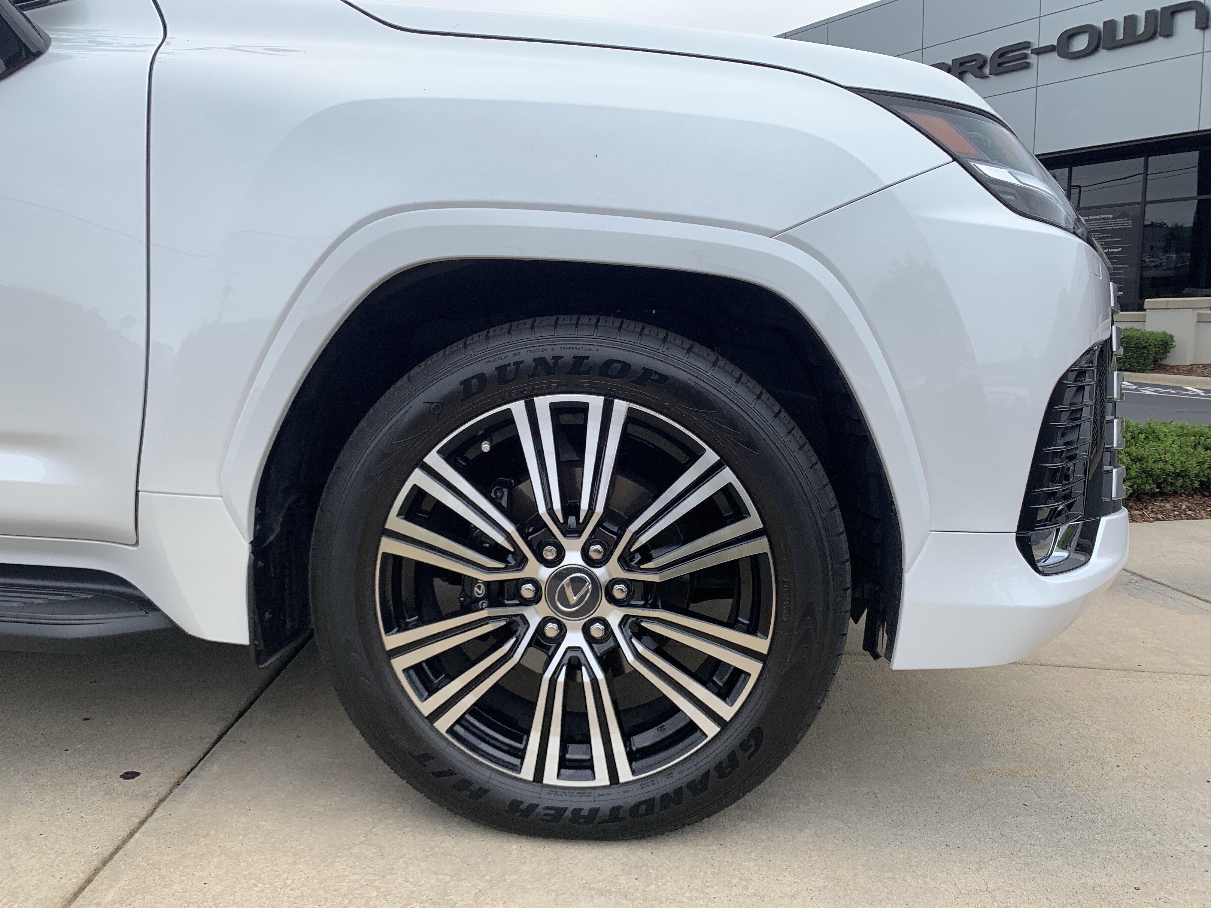 Used 2025 Lexus LX 600 4WD w/ Accessory Package (2T) image 13
