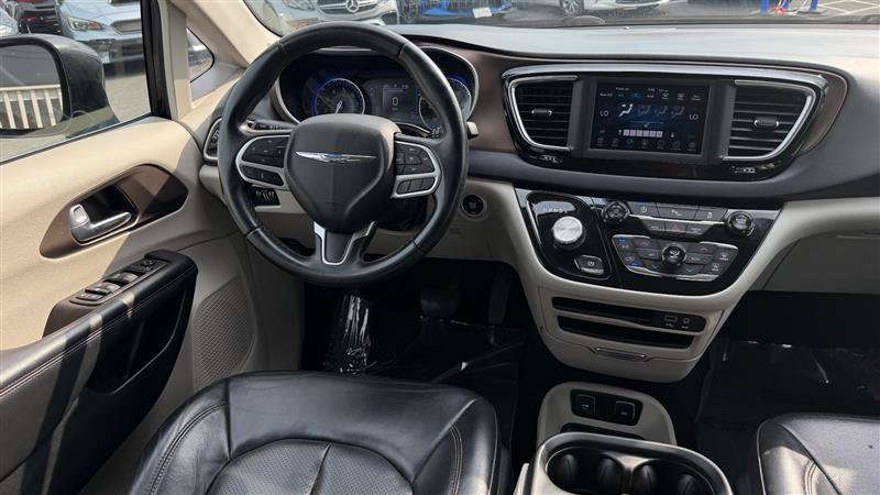 Used 2018 Chrysler Pacifica Touring-L FWD image 18